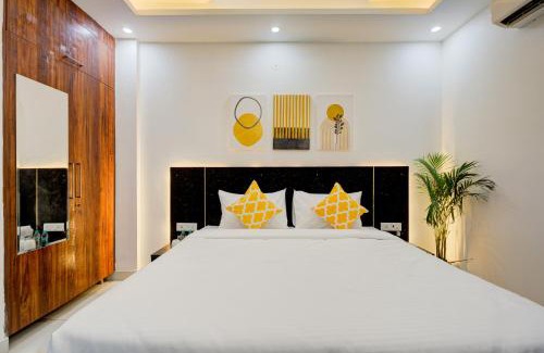 South City I Hotel | The Empire Studioz Hotel Golf Course Road Studio with Kitchen & Balcony One Horizon Center Paras Hospital Cyber City