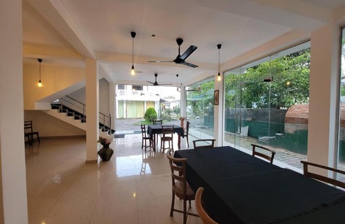Andiambalama Hotel | The Empyrean Airport Transit Hotel