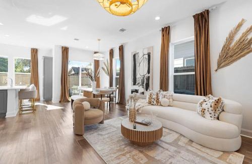 Northside Apartment | The Entertainers Duplex- Perfect for Gathering 16