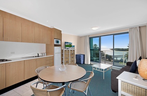 The Entrance Apartment | The Entrance Waterfront Apartment 521