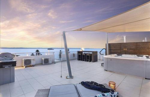 The Entrance Apartment | The Entrance Waterfront Penthouse+Jacuzzi+BBQ