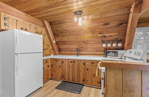 Grants Pass House | The Epic A - Hot Tub and Views on an Acre