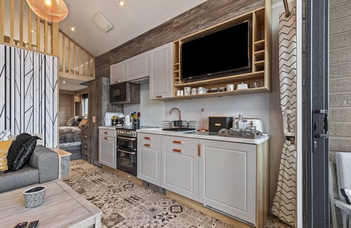 Wiseman's Bridge Ski Chalet | The Escape - Luxury Pod, Close to the beach