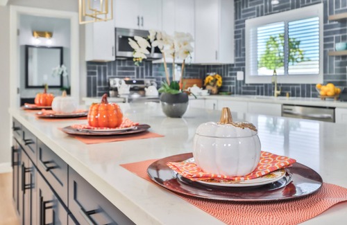 Winnetka House | The Escape Luxury Pool Home 30 minutes to Hollywood