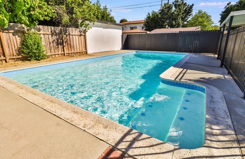 Winnetka House | The Escape Luxury Pool Home 30 minutes to Hollywood