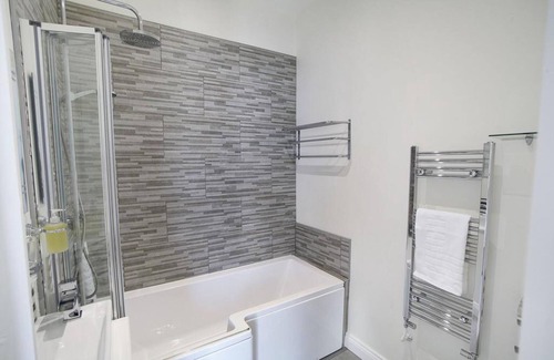 Llanrhidian Higher Bed & Breakfast | The Estuary Bar and Rooms