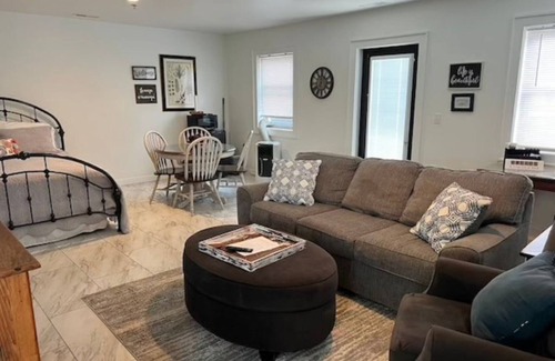 Bryson City Apartment | The Everett Suite above Dolce, Bryson City, walk to restaurants and GSMRailroad