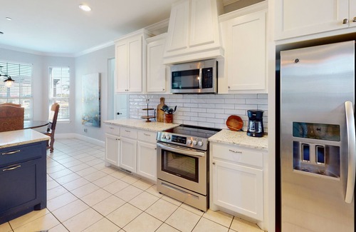 Ardmore House | THE EXECUTIVE TWO STORY “WHERE TO STAY WHEN YOUR AWAY”(JACUZZI, ADA COMPLIANT)