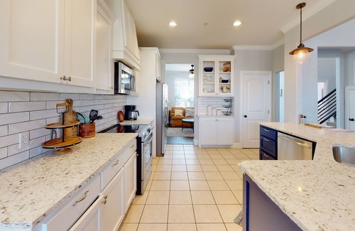 Ardmore House | THE EXECUTIVE TWO STORY “WHERE TO STAY WHEN YOUR AWAY”(JACUZZI, ADA COMPLIANT)