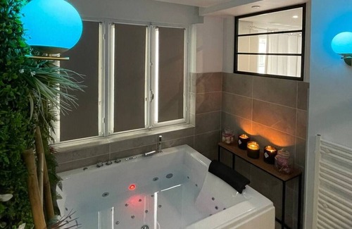 Quartier Chorier-Berriat Apartment | The extasia apartment with double balneo jacuzzi