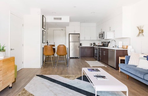 Carthay Circle Condo | The Eye One-Bedroom Suite