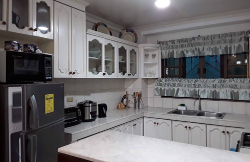 Malolos City House | THE FABULUZ DELUXE ONE BEDROOM SUITE