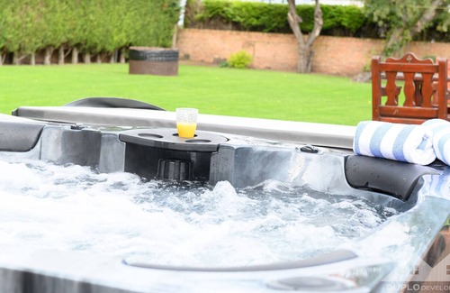 Retford Cottage | The Farmhouse - a 5 bedroom house that sleeps 16 guests