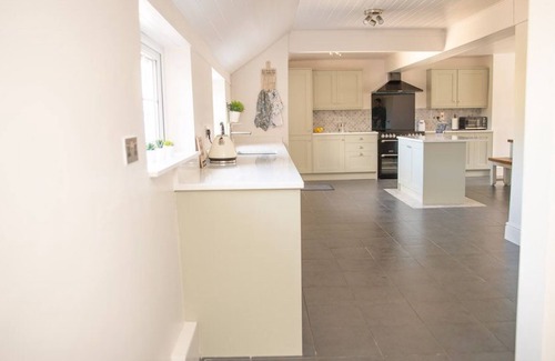 Retford Cottage | The Farmhouse - a 5 bedroom house that sleeps 16 guests