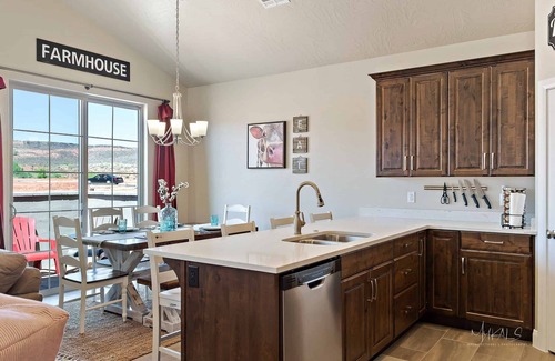 Sienna Hills House | The Farmhouse COMMUNITY POOL and pool toys!