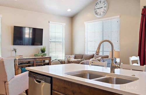 Sienna Hills House | The Farmhouse COMMUNITY POOL and pool toys!