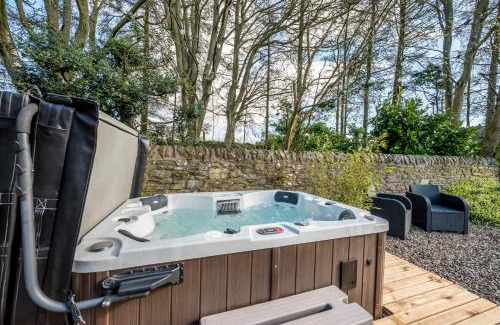 Murthill House | The Farmhouse - Countryside Escape with Hot Tub