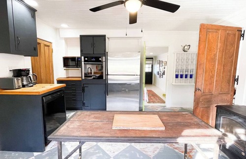 Batesville House | The Farmhouse @ The Barn Swallow in Ivy