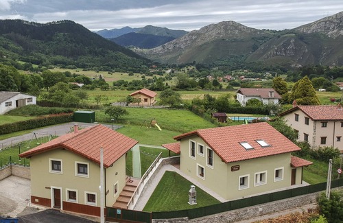 Peruyes Apartment | THE FIELD MATEO APARTMENT LA XANA