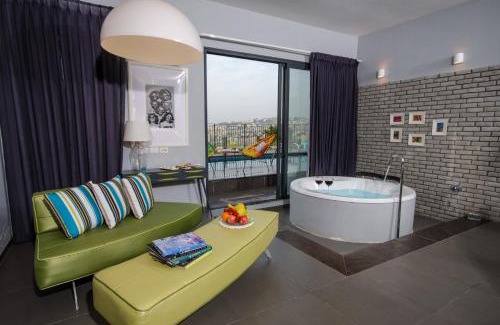 Kfar Vradim Cabin | The Fifties suites