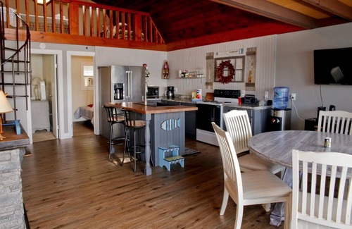Dundee Cabin | The Fish Inn | This classic lakefront cottage sits on the East side of Waneta Lake