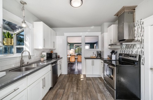 Central Tacoma House | The Flagship House | Stylish and Cozy | 6th Ave