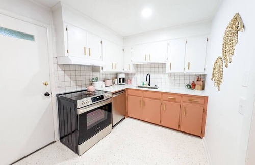 Columbia Apartment | The Flamingo Suite | 1 King | Newly Renovated!