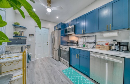 Hialeah Apartment | 🦩The Flamingo🦩🌴Tropical Vibes & Cozy Nights 🌴