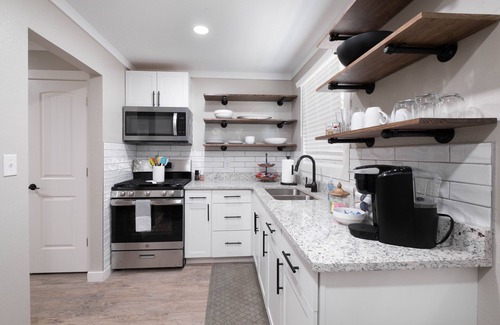Canyon Apartment | The Flats Modern Apt 7, 3 blocks from WTAMU