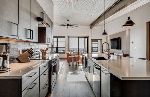 Lago Vista House | The Flight Deck Fly-in Austin Airpark Hangar Home 3 Bedroom Home