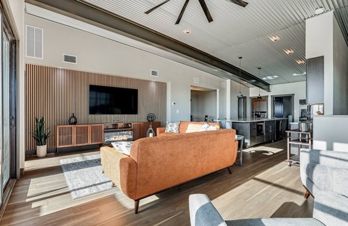 Lago Vista House | The Flight Deck Fly-in Austin Airpark Hangar Home 3 Bedroom Home