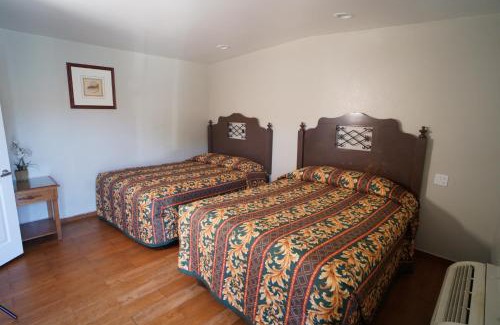 Lynwood Hotel | The Fly Inn Motel