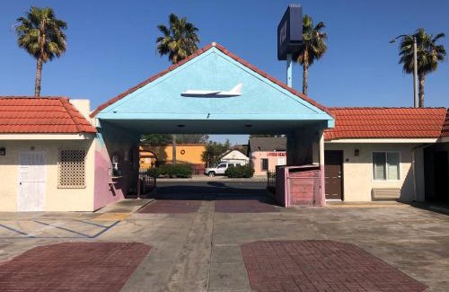 Lynwood Hotel | The Fly Inn Motel