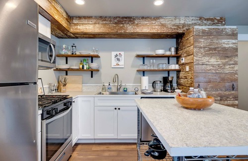 Luray House | The Flynn- Cute & Cozy Home on Main St, Luray - right downtown! Chef available