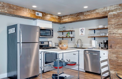 Luray House | The Flynn- Cute & Cozy Home on Main St, Luray - right downtown! Chef available
