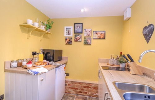 Old Newton Cottage | THE FORGE, romantic, character holiday cottage in Stowmarket