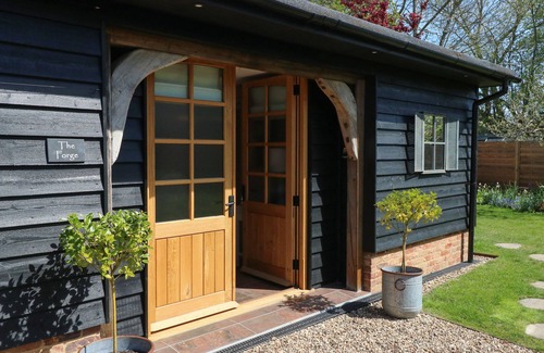 Old Newton Cottage | THE FORGE, romantic, character holiday cottage in Stowmarket