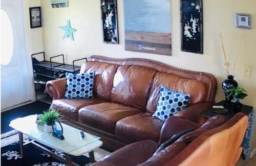 Pompano Beach Hostel | The Fort Lauderdale Hostel- Men Only Dorms - Free Coffee - WiFi - Parking - 3 Miles to the Beach