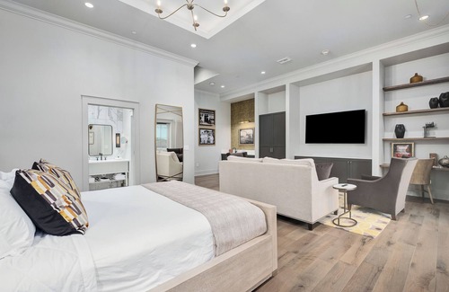 Cullman Hotel | The Founders Suite. 5 Minutes to I65!