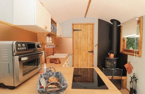 Shepperdine Cottage | THE FOXES DEN SHEPHERDS HUT, pet friendly in Oldbury-On-Severn