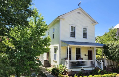 Sutter Creek House | The Foxie Estate - Sleeps 14, On Main Street!