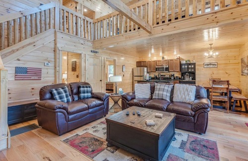 White Oak Lodge Cabin | The Foxtail Lodge - Bright, open spaces and a hot tub!