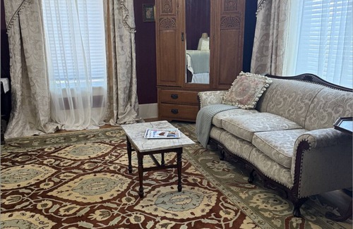 Guthrie Bed & Breakfast | The Franklin Room at The Judge's Chambers