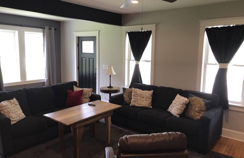 Smyrna House | The Fuller House - 15 Mins from Colgate