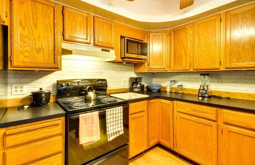 White Salmon House | ‘The Fusion’ Retreat on 4 Acres: Hike On-Site!