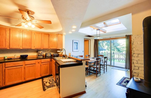White Salmon House | ‘The Fusion’ Retreat on 4 Acres: Hike On-Site!