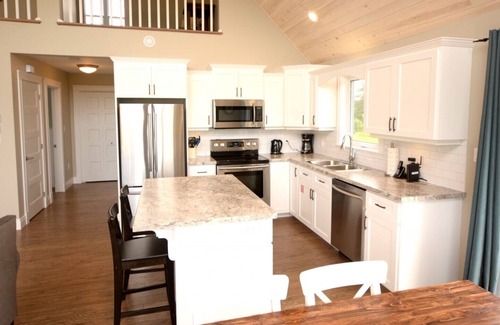 Stanley Bridge House | The Gables of PEI Resort: Admiral's Escape with Private Outdoor Hot Tub!