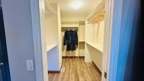 Tuxedo Park House | The Games House - Sleeps 8, 3 Bed, 3 Bath - Free Parking