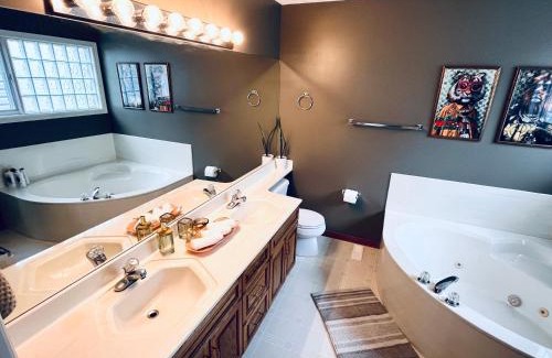 Tuxedo Park House | The Games House - Sleeps 8, 3 Bed, 3 Bath - Free Parking