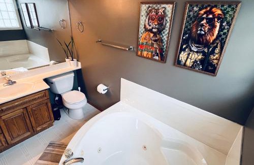 Tuxedo Park House | The Games House - Sleeps 8, 3 Bed, 3 Bath - Free Parking